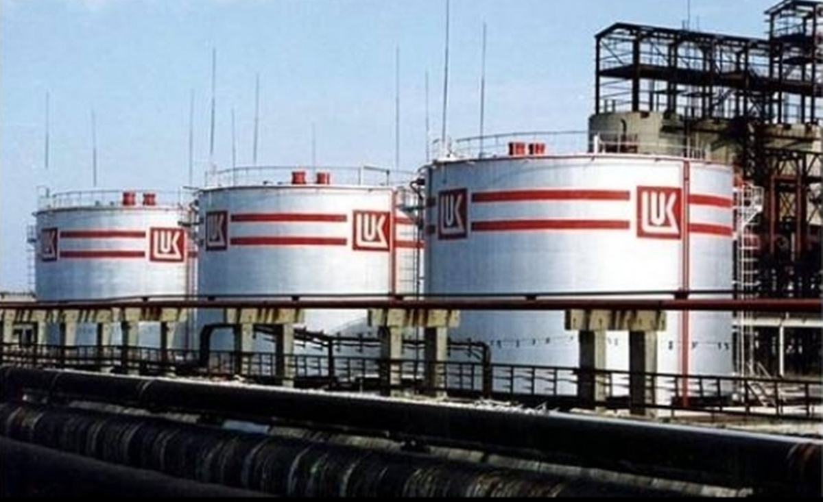 Lukoil ameninta ca inchide rafinaria din Romania