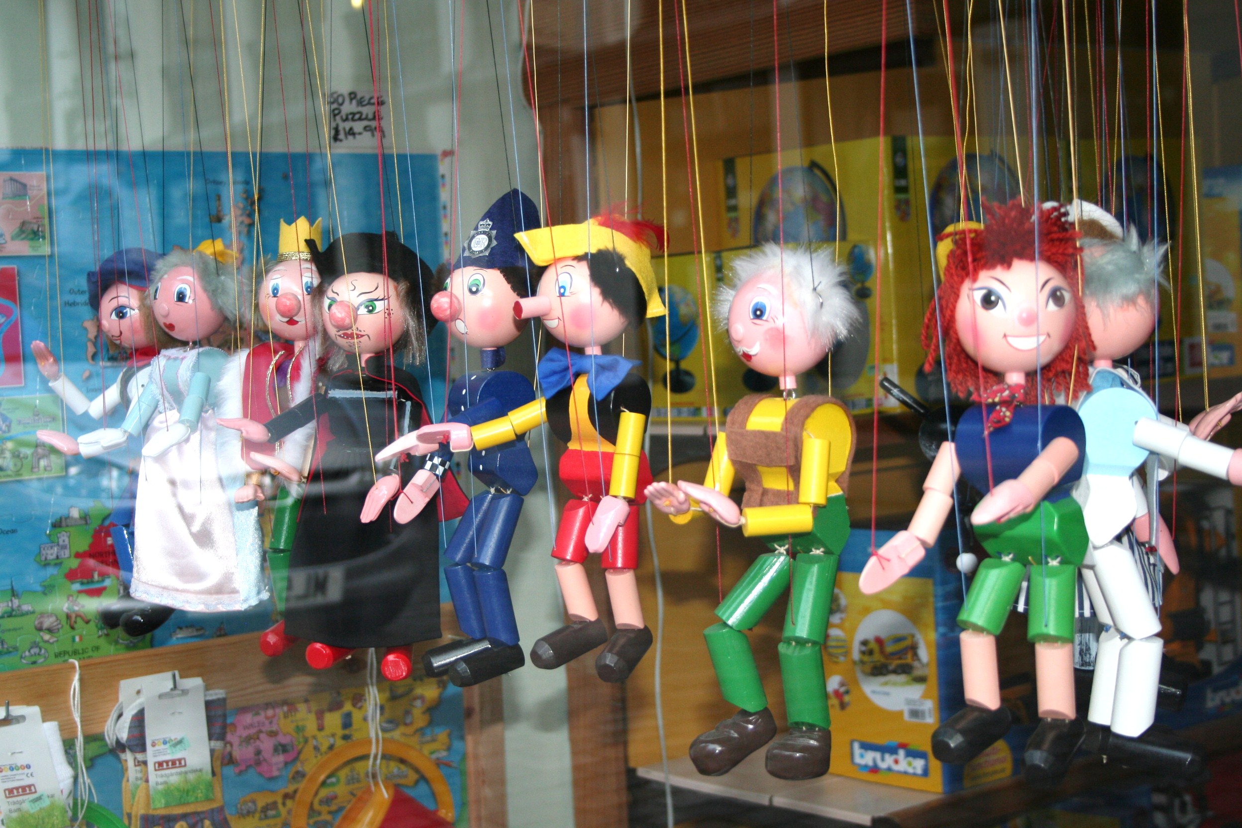 „Puppets occupy street“