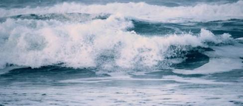 Copil de doar zece luni, uitat în mijlocul mării