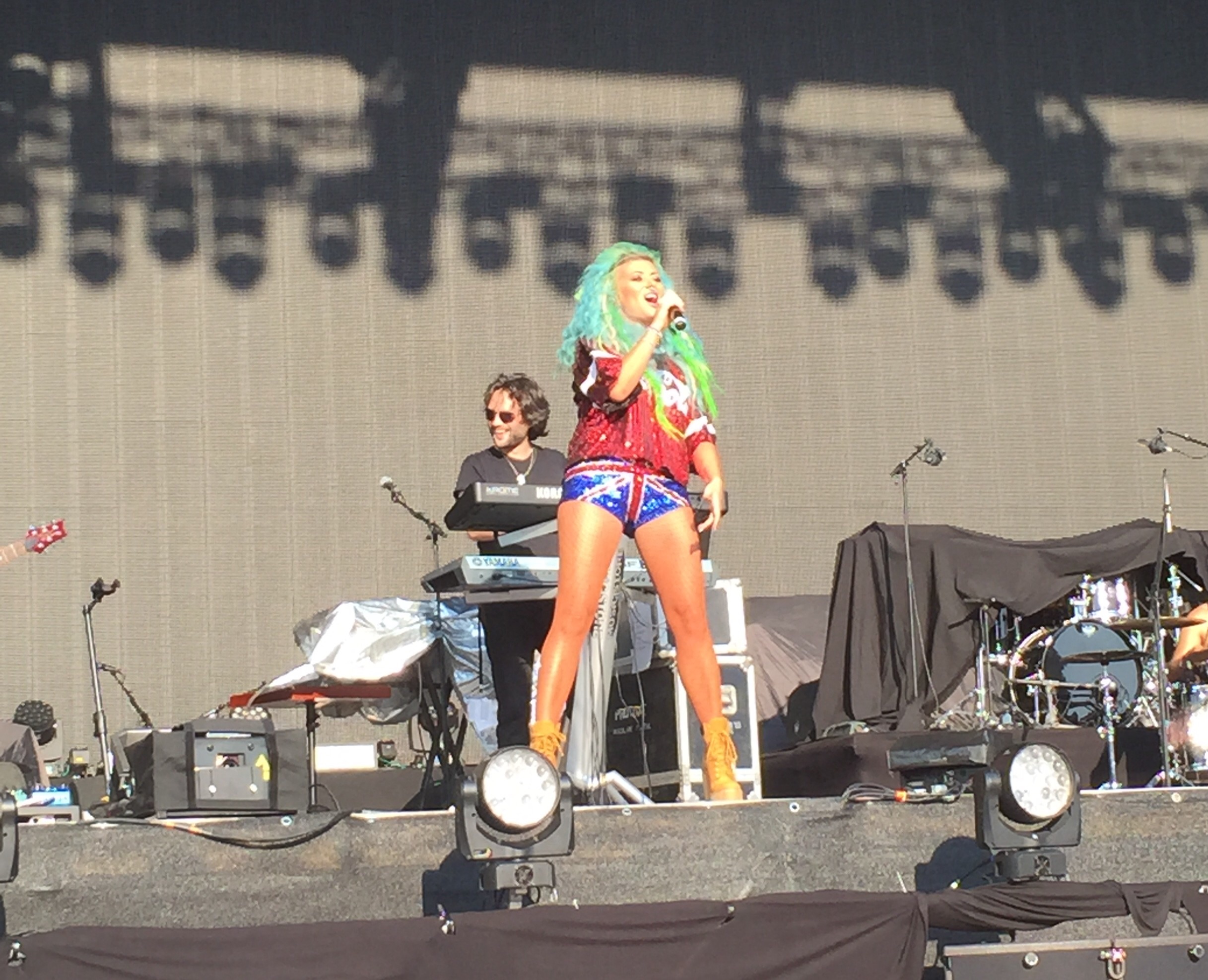 Delia a deschis concertul Robbie Williams!