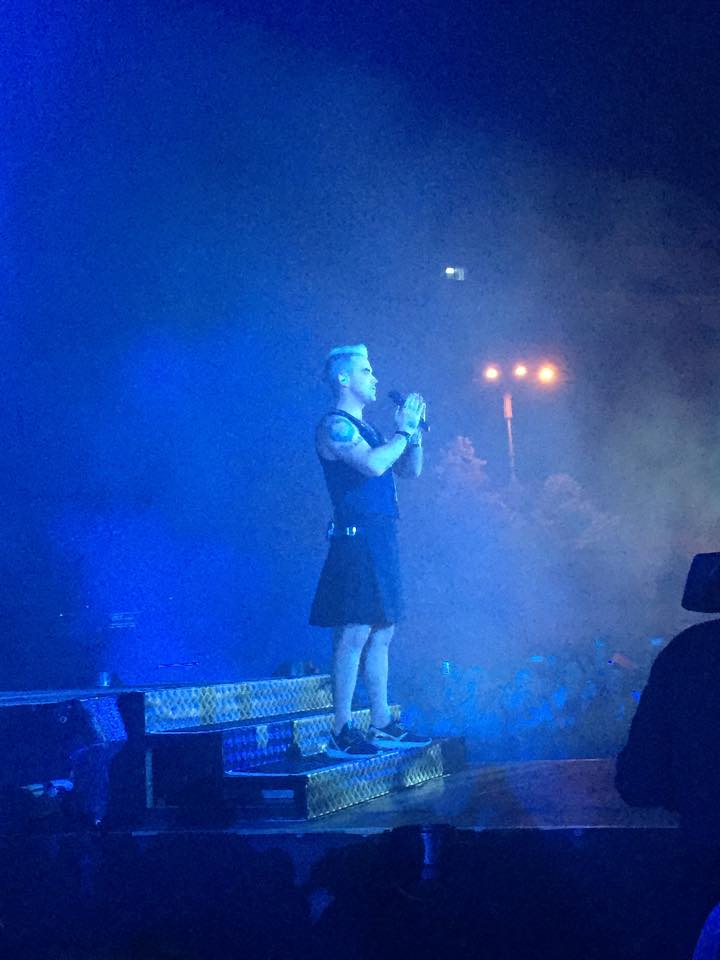 Robbie Williams in kilt!