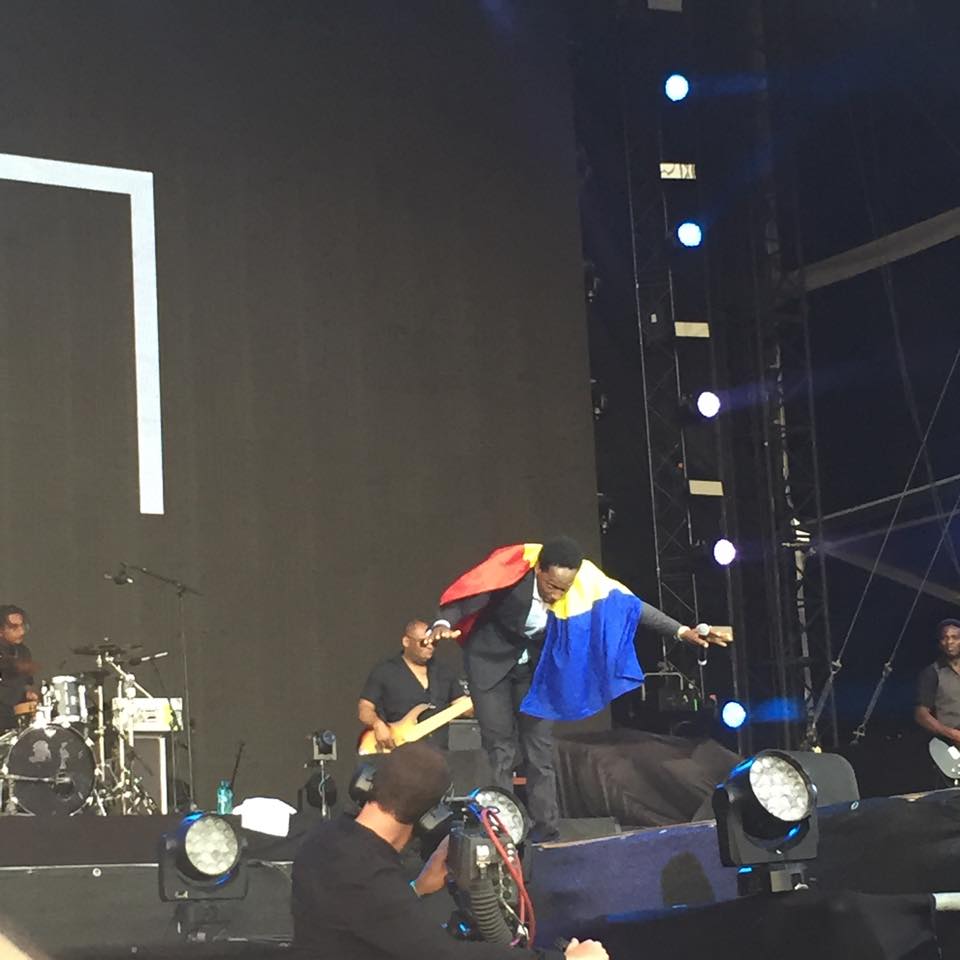 Lemar se pleacă în fața steagului României! Concertul continuă!