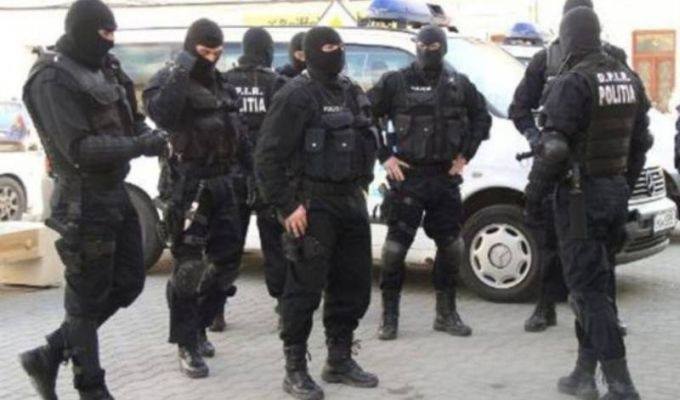 PERCHEZITII IN DROBETA TURNU SEVERIN – 12 suspecti in frauda informatica si spalare de bani