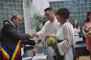 Doi medici au spus ,,DA!’’ în costum popular