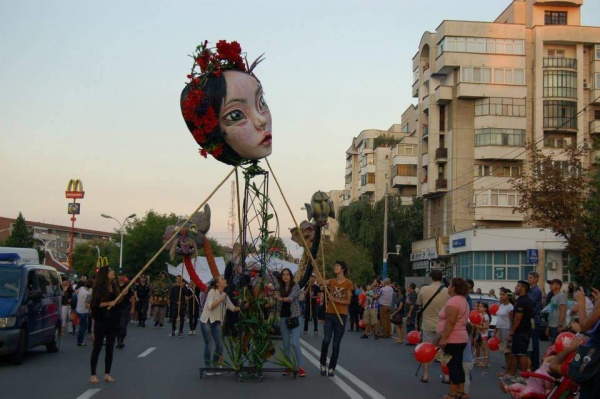 Papusile ocupa strazile Craiovei!