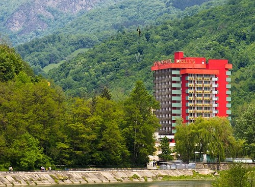 Două tabere la Călimănești