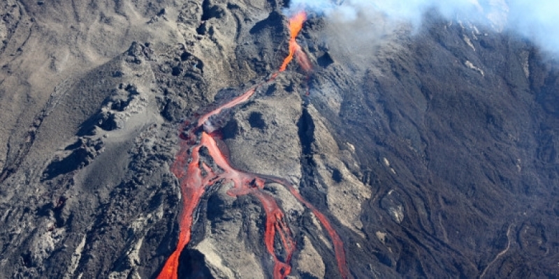 Vulcanul Piton de la Fournaise a erupt!