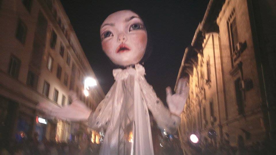 (Galerie foto) Acum: Papusile ocupa strada!