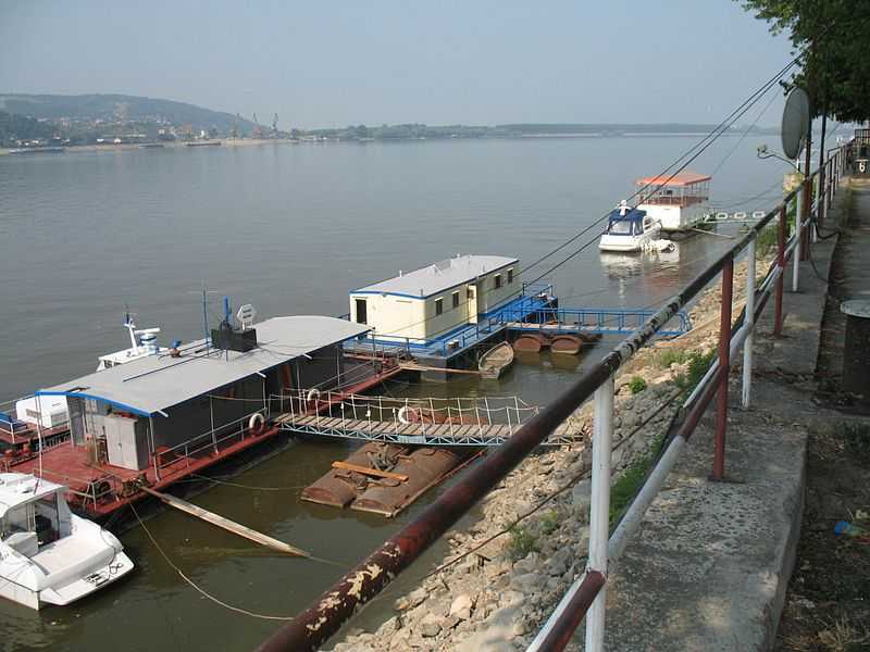 Zeci de nave blocate la Zimnicea