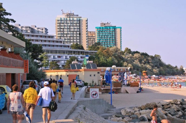 Paturi murdare, saltele mucegaite, mobilier degradat