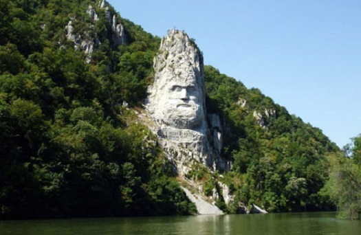 Chipul lui Decebal, sculptat în stâncă pe malul Dunării, pe locul V în lume