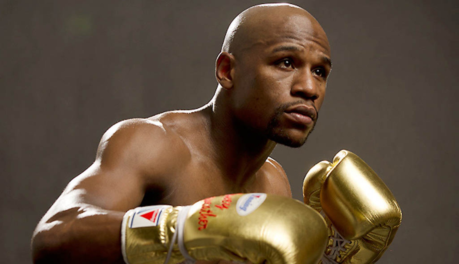 Floyd Mayweather revine in ring