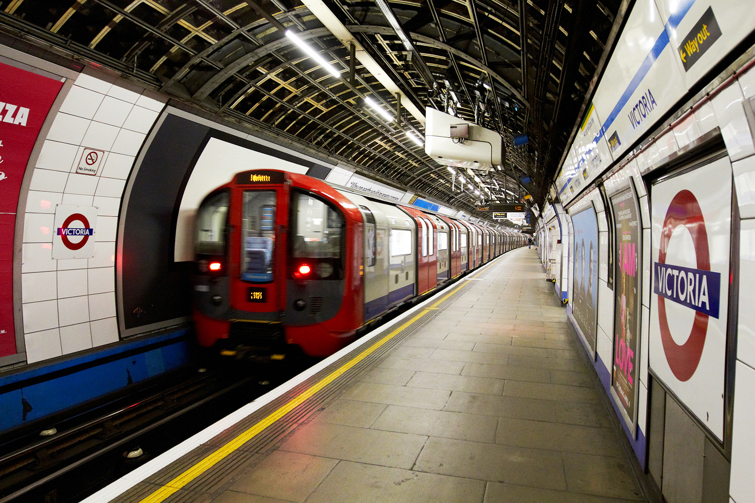 Mergeti la Londra? Atentie la metrou!