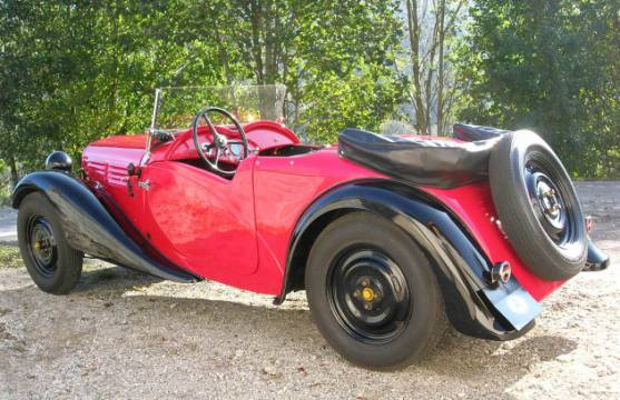 Paradă a mașinilor de epocă