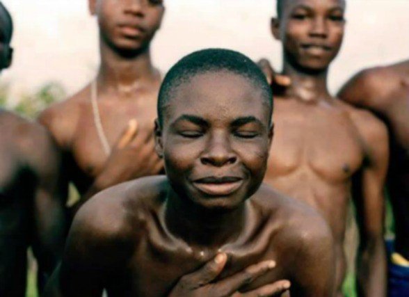 Picture of the Day: How these men apologize will amaze you