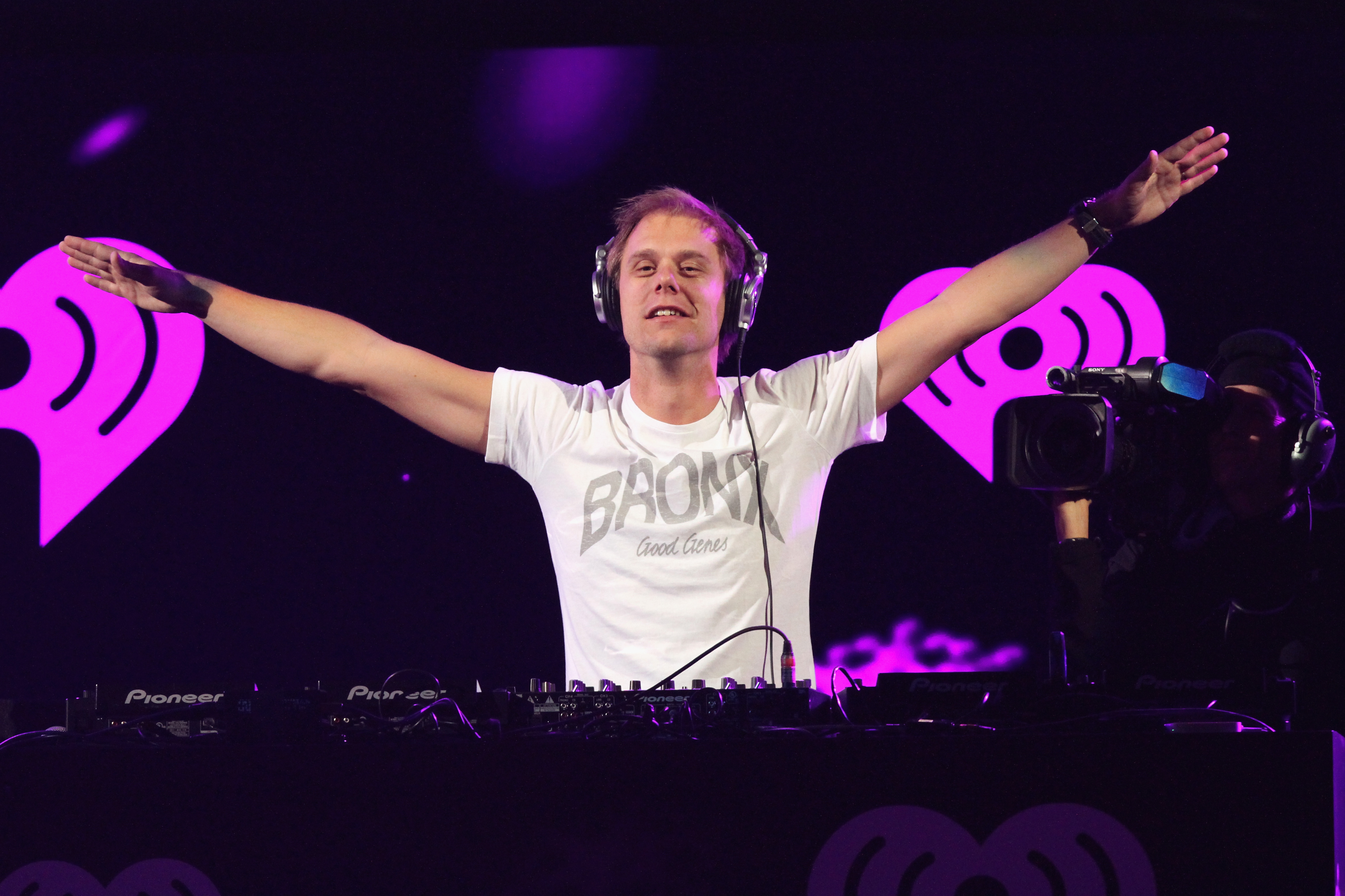 Armin van Buuren preia scena la UNTOLD