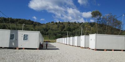 Sinistratii de la Vaideeni in baraci modulare si la iarna