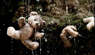 Apa unui izvor transforma orice obiect in piatra