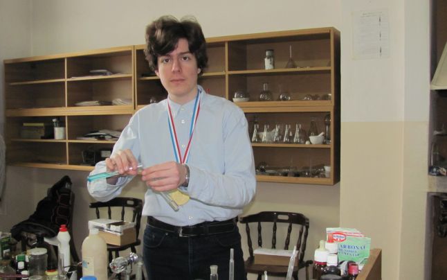Un tanar gorjean este printre cei mai buni chimisti ai lumii si vrea sa munceasca in Romania!