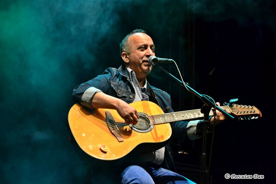 Folk la „Poarta Sarutului”