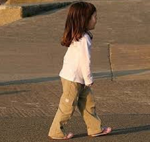 Fetiță „uitată” pe autostradă