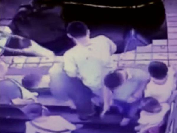 VIDEO- 5 persoane alunecă într-un crater apărut brusc în asfalt!