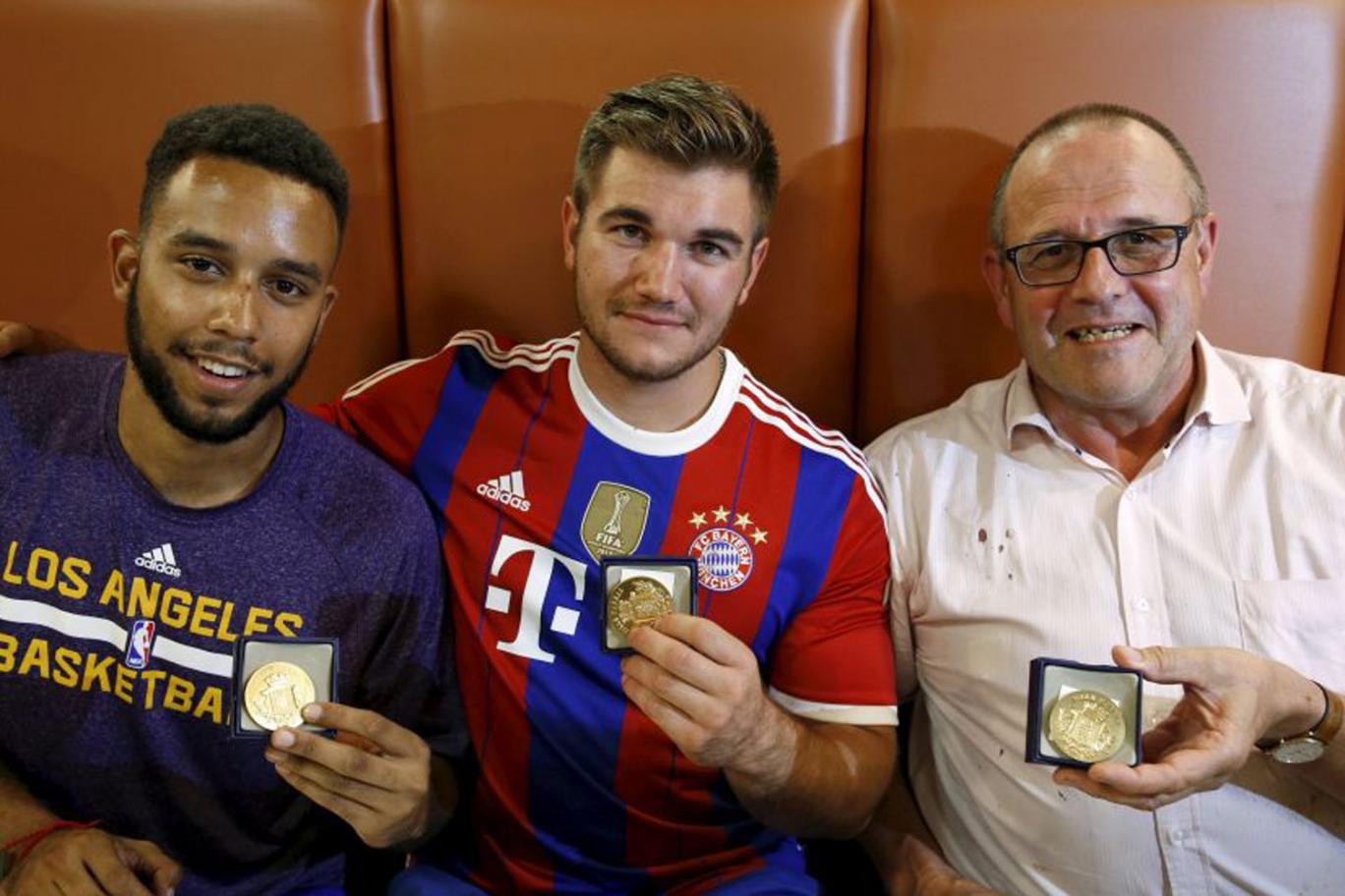 Ordinul Legiunii de Onoare pentru americanii si britanicul care au impiedicat masacrul din tren