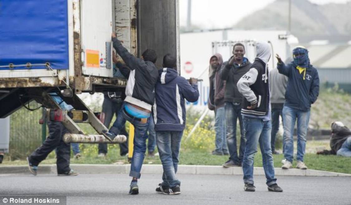 Zeci de imigranţi au murit sufocaţi într-un camion