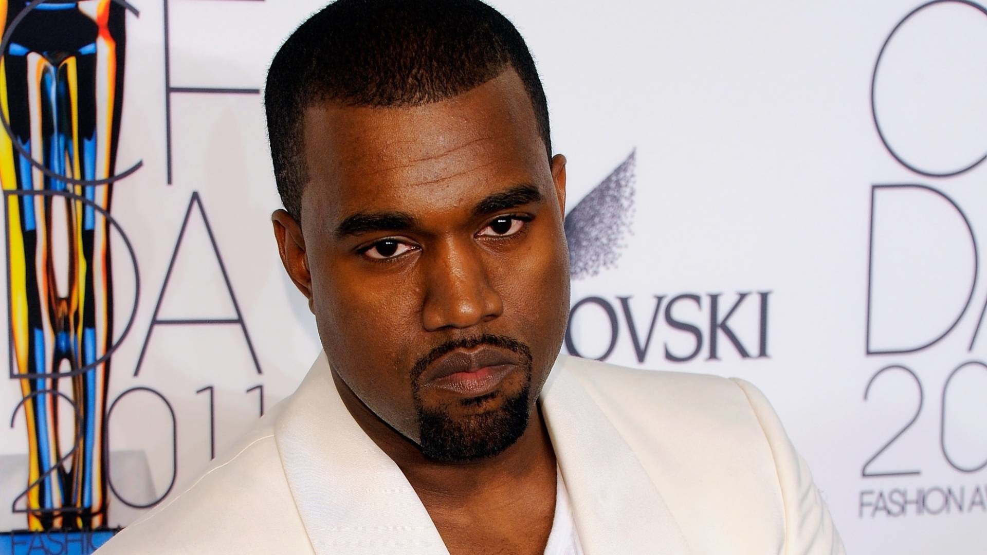 Kanye West va primi trofeul Video Vanguard Award