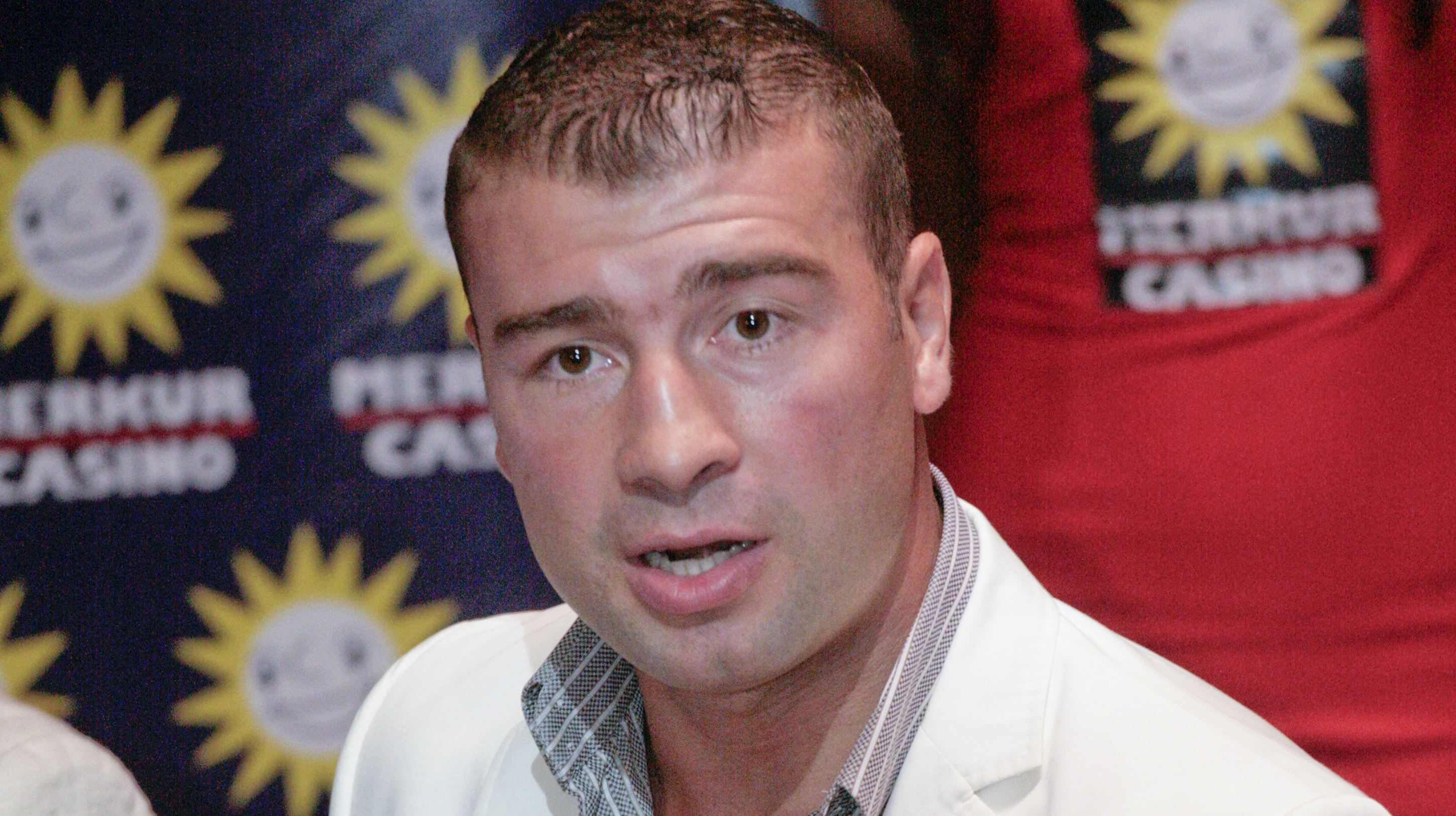 Lucian Bute revine astazi în țară
