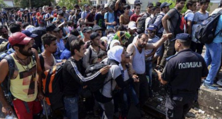 Sute de imigranţi au rupt dispozitivul forţelor de ordine şi au pătruns în Macedonia