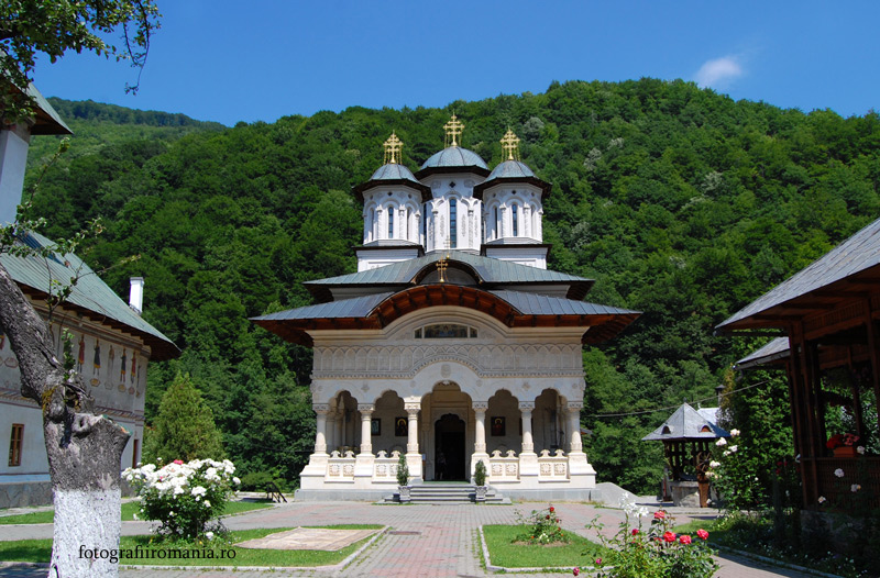 Mai multe calatorii spre Manastirea Lainici