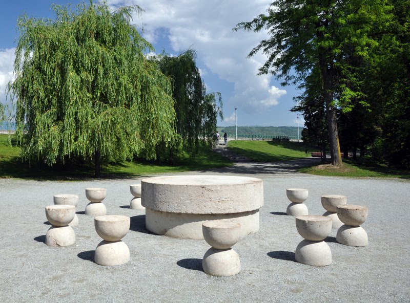 Specialistii masoara temperatura și umiditatea din jurul operelor lui Brâncuși