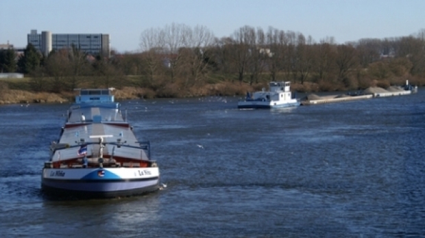 Nave blocate pe Dunare