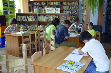 La Biblioteca Judeţeană, 26 de copii îşi fac „Tema de vacanţă”