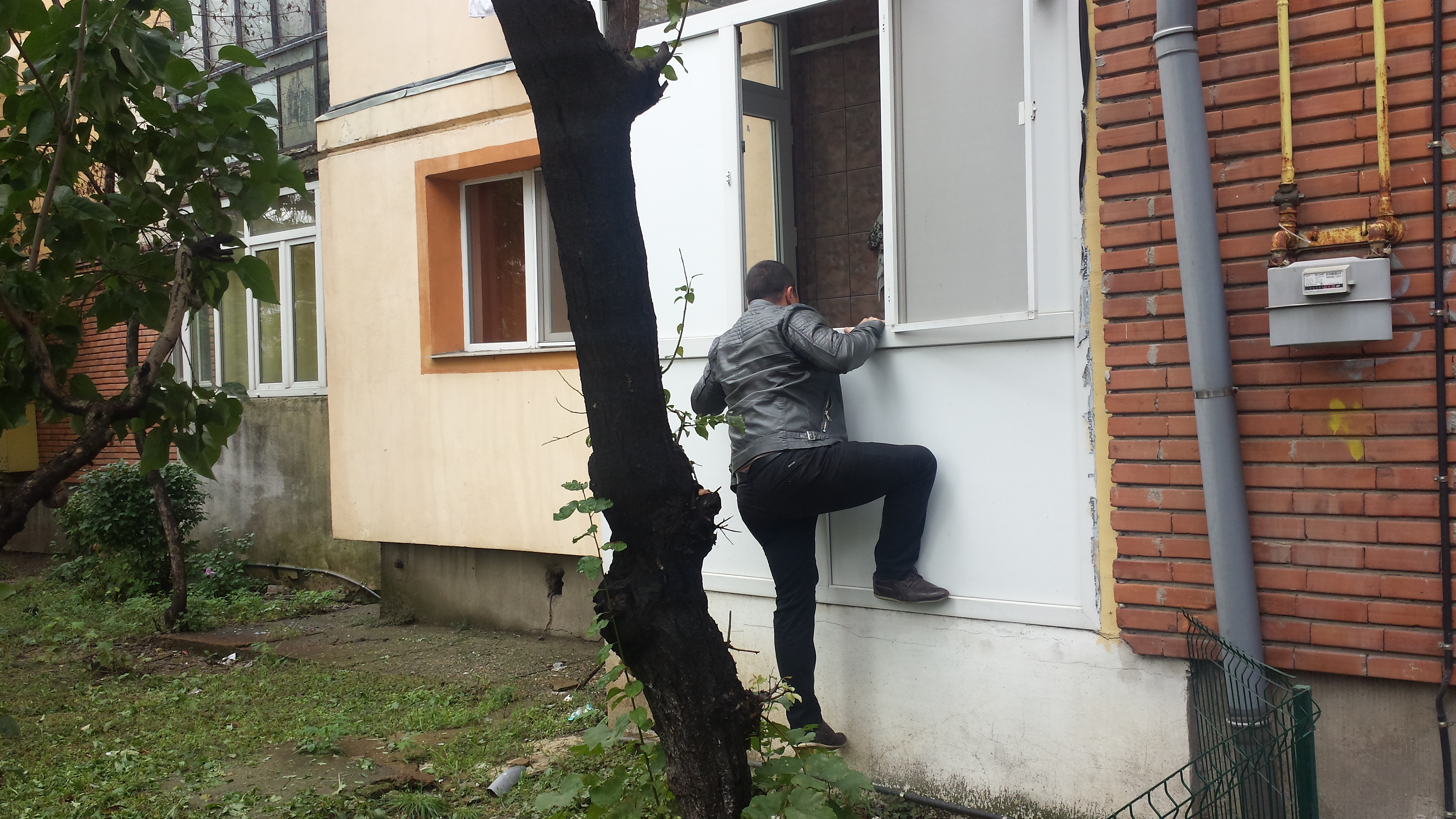 (Galerie foto) Astazi: furt din locuinţă!