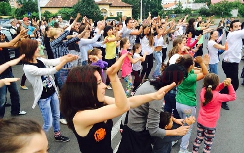 Dansul ocupă strada