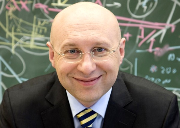 Profesorul Stefan Hell decorat de Casa Regala a Romaniei