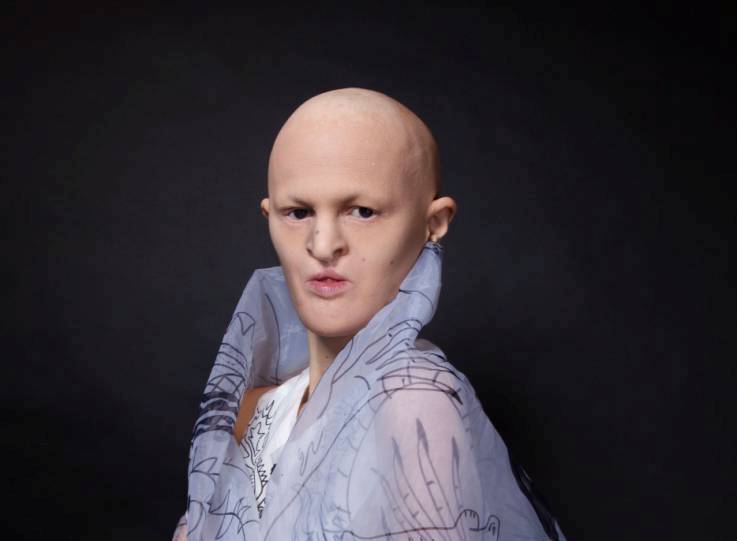 Este un model celebru, dar oamenii o privesc cu dezgust