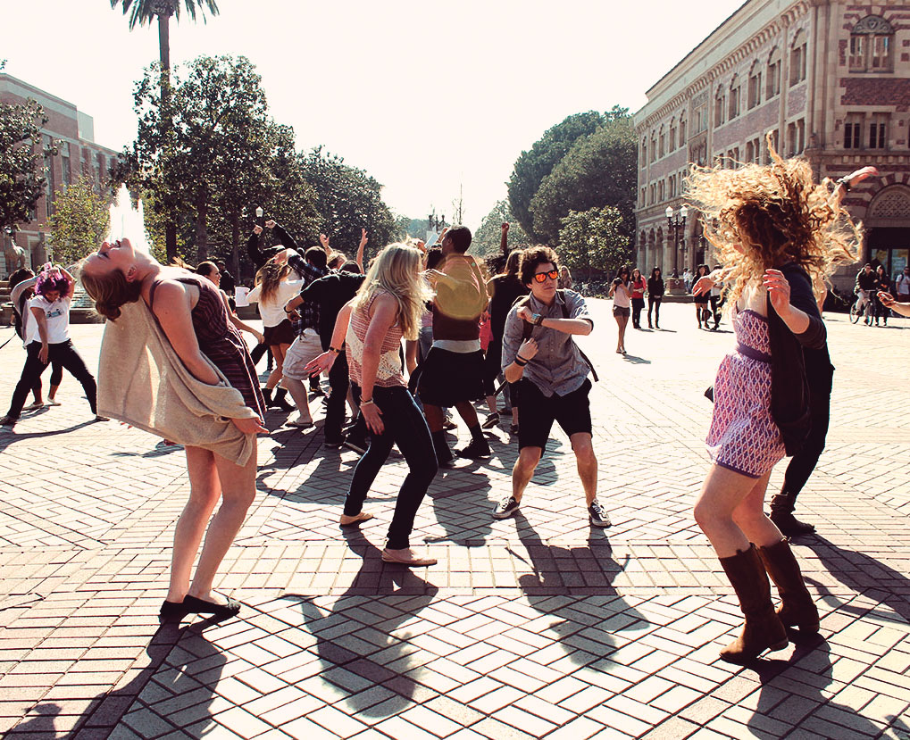 „Dansul ocupa strada” si la Ramnicu Valcea
