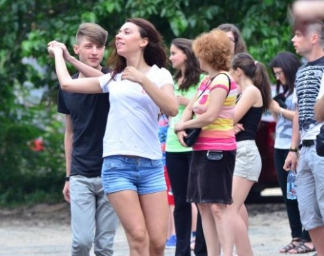 Dansul ocupă strada în Vâlcea