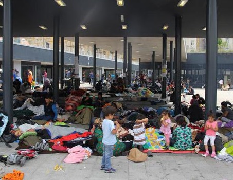 Imigranții trec ilegal granița