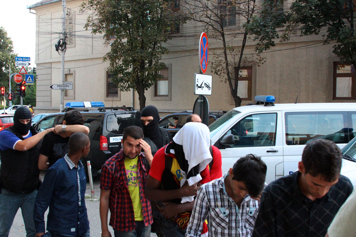 15 persoane acuzate de trafic de migranti