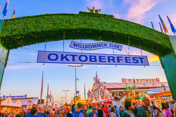 Oktoberfest: s-a dat cep primului butoi cu bere!