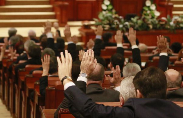 Legea pensiilor parlamentarilor se rediscută