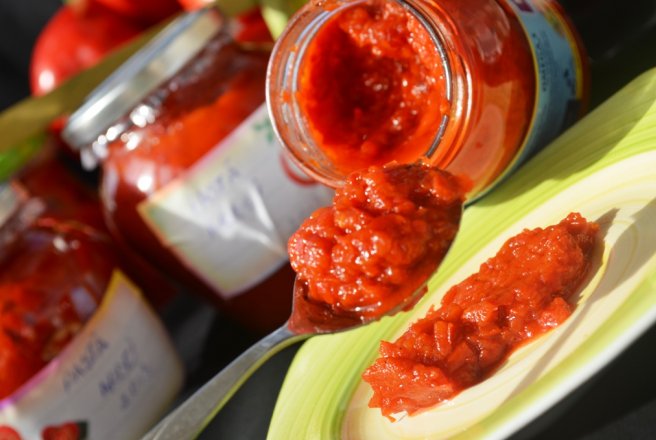 Din camara cu bunatati: cea mai buna reteta de pasta de ardei!