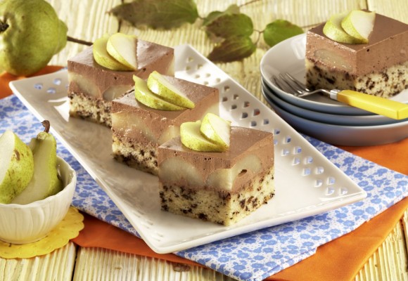 Desert de weekend: „Patratele” cu pere si crema de ciocolata