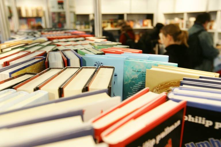 Cărți de Emil Hurezeanu, Jamie Oliver sau Răzvan Petrescu, la Gaudeamus