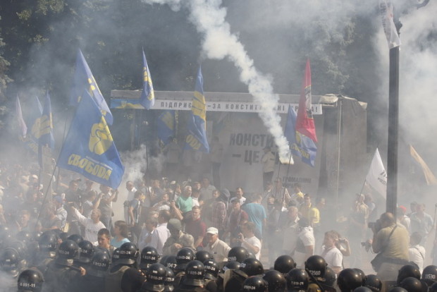 Violente si explozii in fata Parlamentului de la Kiev