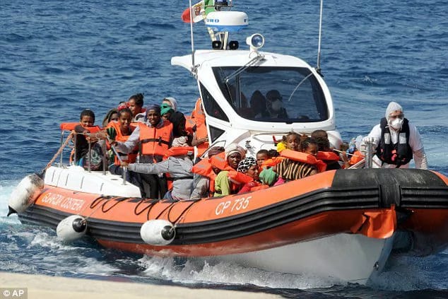 340 de refugiati salvati din apele Mediteranei